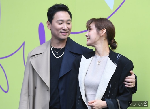 래퍼 겸 브랜뉴뮤직 대표 라이머(왼쪽)와 방송인 겸 통역사 안현모 부부. /사진=장동규 기자