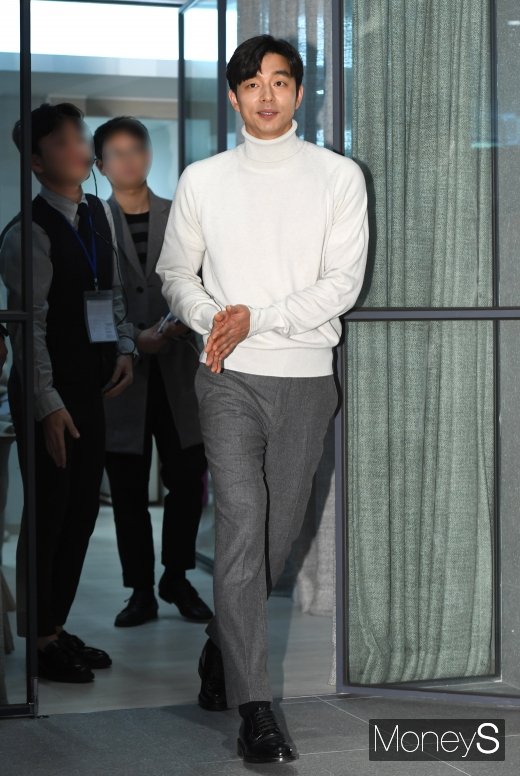 [머니S포토] 공유, 등장부터 시선 잡는 휜칠한 비주얼
