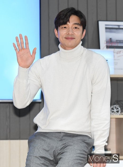[머니S포토] 공유 '심쿵 손인사'