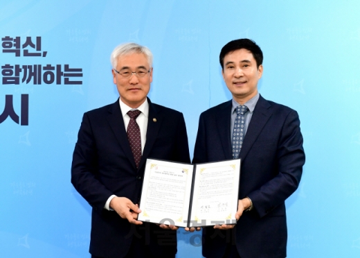 서철모(오른쪽) 화성시장과 김종석 기상청장이 8일 기상분야 상호협력을 위한 협약을 체결하고 기념촬영을 하고 있다. / 사진제공=화성시