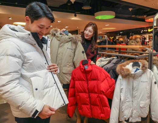  현대백화점 압구정본점 지하 2층 디스커버리 매장에서 고객이 숏패딩을 고르고 있다.