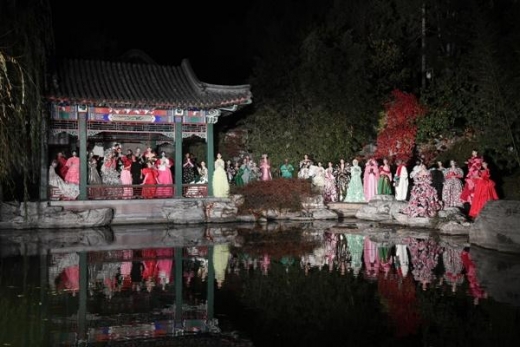 이동욱, 베이징 사로잡은 비주얼 & 올 블랙 룩