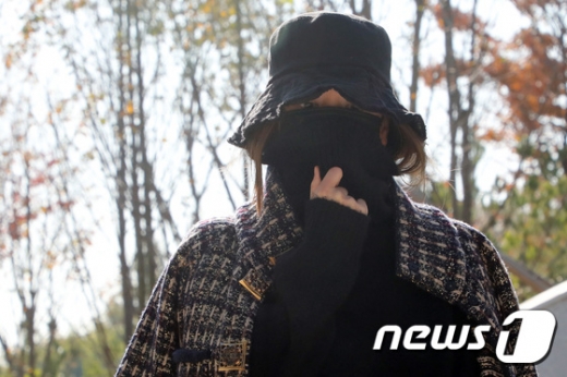 마약 투약 혐의로 1심에서 집행유예를 선고 받고 풀려난 황하나씨가 8일 경기 수원시 영통구 수원지방법원에서 열린 항소심 선고 공판에서 집행유예를 선고받은 후 법원을 나서고 있다. /사진=뉴스1