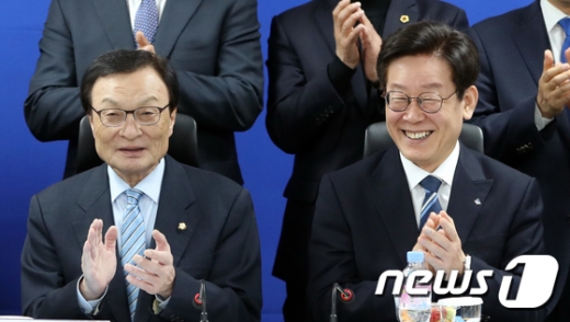 8일 서울 여의도 국회 의원회관에서 열린 더불어민주당과 경기도의 예산정책협의회에서 이해찬 대표와 이재명 경기도지사가 박수를 치며 웃고 있다. / 사진=뉴스1 