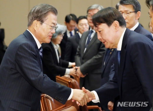문재인 대통령이 8일 청와대 본관 집현실에서 열린 공정사회를 향한 반부패정책협의회에 참석해 윤석열 검찰총장과 악수를 하고 있다. /사진=뉴시스