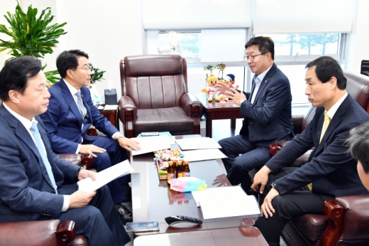 전국시장·군수·구청장협의회 염태영 대표회장을 비롯한 대표단은 8일 박광온·조정식·김두관 국회의원 만나 자치분권 관련 법안의 조속한 통과를 요청했다. / 사진제공=수원시