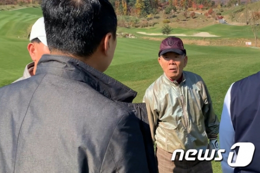 전두환 전 대통령(오른쪽)이 지난 7일 오전 강원 홍천군 한 골프장에서 5·18 광주민주화운동에 대해 묻는 임한솔 정의당 부대표 질문에 "나는 광주 학살에 대해서 모른다"며 답변하고 있다. /사진=뉴스1(임한솔 부대표 측 제공)