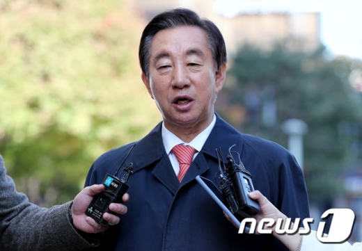 김성태 자유한국당 의원이 8일 오전 서울 양천구 남부지방법원에서 열린 KT 채용 청탁 관련 '뇌물 수수 혐의' 공판에 출석하며 심경을 밝히고 있다. /사진=뉴스1