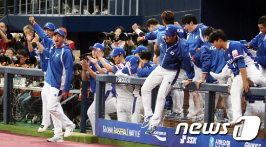 한국 야구대표팀 선수들이 지난 7일 서울 고척돔구장에서 열린 2019 WBSC 프리미어12 캐나다와의 경기에서 3-1 승리가 확정된 뒤 기뻐하고 있다. /사진=뉴스1