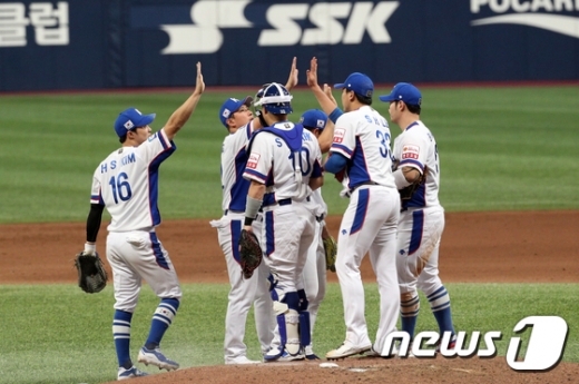 한국 야구대표팀이 8일 서울 고척돔구장에서 열린 2019 WBSC 프리미어12 조별라운드 C조 3차전 쿠바전에서 7-0으로 이긴 뒤 마운드에서 기뻐하고 있다. /사진=뉴스1