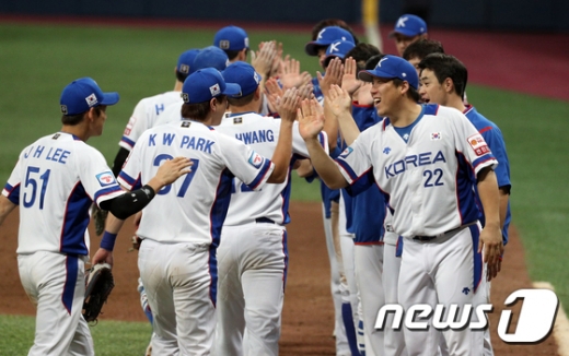 한국 야구 국가대표팀이 8일 서울 고척돔구장에서 열린 2019 WBSC 프리미어12 조별라운드 C조 3차전 쿠바와의 경기에서 7-0 대승을 거둔 뒤 하이파이브를 하며 기뻐하고 있다. /사진=뉴스1