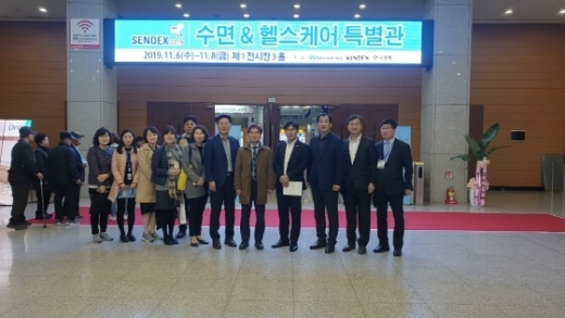 8일 고양 킨텍스 제1전시장에서 열린 시니어 라이프&복지 박람회 가운데 정희시 경기도의원(오른쪽 다섯번째)이 관계자들과 기념촬영을 하고 있다. / 사진제공=경기도의회