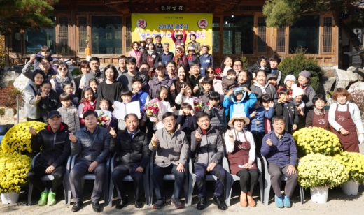 제1기 광주시 꿈틀 어린이 텃밭 학교 졸업식에 신동헌 광주시장이 참석 기념찰영. / 사진제공=광주시