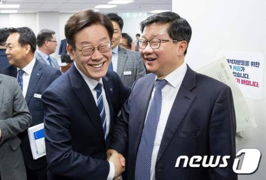 이재명 경기도지사와 더불어민주당 전해철의원이 지난 8일 국회에서 열린 민주당 예산정책협의회에서 만나 악수하고 있다. / 사진=뉴스1