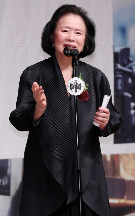 지난해 11월 배우 윤정희가 서울 중구 한국프레스센터에서 진행된 제38회 영평상 시상식에서 공로영화인상을 수상한 뒤 수상소감을 전하고 있다. /사진=스타뉴스