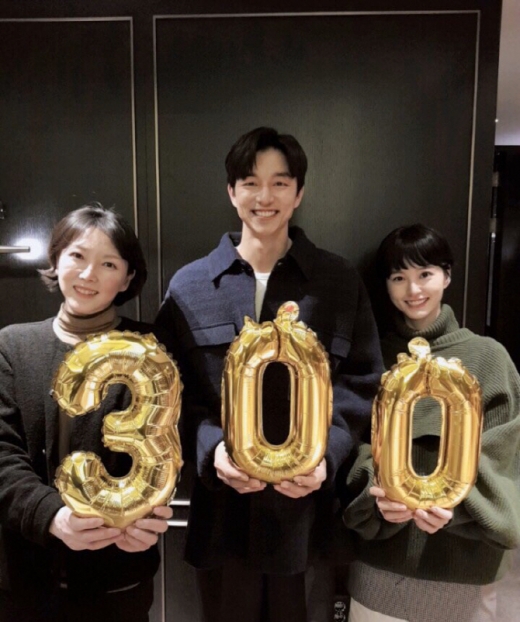 '82년생 김지영'의 김도영 감독과 배우 공유, 정유미(왼쪽부터)가 300만 관객 돌파를 축하하고 있다. /사진제공=롯데엔터테인먼트
