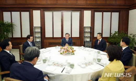 문재인 대통령이 10일 오후 청와대 관저에서 여야 5당 대표를 초청해 만찬을 함께하고 있다. 사진은 손학규 바른미래당 대표, 이해찬 더불어민주당 대표, 문재인 대통령, 황교안 자유한국당 대표, 정동영 민주평화당 대표, 심상정 정의당 대표, 노영민 대통령 비서실장 (왼쪽부터 시계방향)./사진=뉴시스
