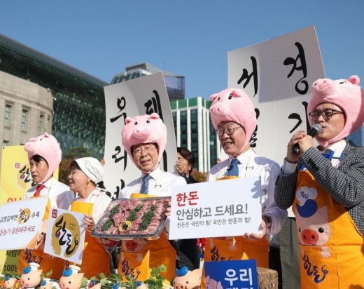 지난 1일 서울광장에서 열린 한돈살리기 쿡(cook) 행사에서 이재명 경기도지사와 박원순 서울시장이 아프리카돼지열병(ASF)으로 어려움을 겪는 축산농가에 대한 응원을 하며 기념촬영을 하고 있다. / 사진제공=경기도