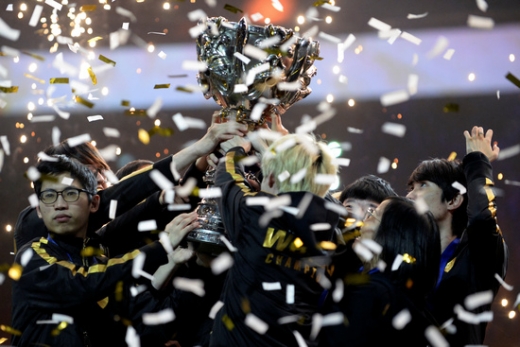 지난 10일 오후(한국시간) 프랑스 파리 아코르 호텔 아레나에서 열린 '2019 리그오브레전드 월드챔피언십(롤드컵)' 결승전에서 G2 Esports를 세트 스코어 3-0으로 완파하고 롤드컵 첫 우승을 차지한 펀플러스 피닉스(FPX). /사진=로이터
