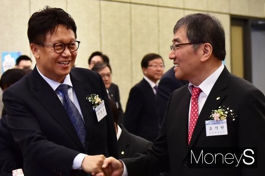 [머니S포토] 숨은 금융자산 찾기 캠페인, 손 잡은 윤석헌-민병두
