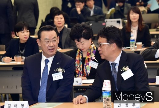[머니S포토] 숨은 금융자산 찾기 캠페인, 의견 나누는 김태영-민병두