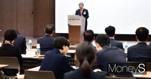 [머니S포토] 숨은 자산찾기 캠페인 나선 윤석헌 금감원장