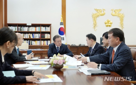문재인 대통령이 지난 8일 청와대 본관 집무실에서 김오수 법무부 차관(오른쪽 3번째부터), 이성윤 검찰국장으로부터 검찰개혁 관련 업무 보고를 받고 있는 모습. /사진=뉴시스(청와대 제공)   