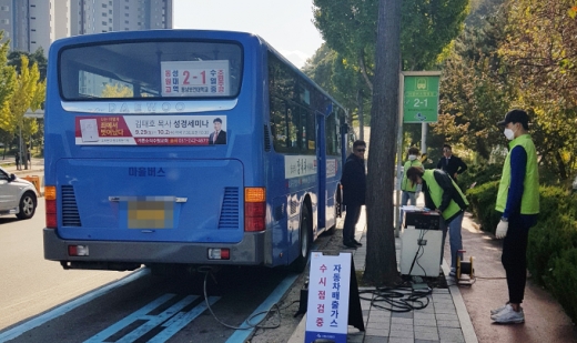 수원시는 오는 15일까지 자동차 공회전 집중단속과 자동차 배출가스 특별단속을 실시한다. / 사진제공=수원시