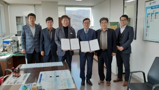 이천시와 하모니컨트리클럽이 지난 7일 숲길 조성을 위한 업무협약 후 기념찰영. / 사진제공=이천시
