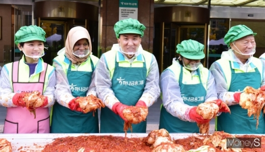 함영주 하나금융그룹 부회장(가운데)과 내외빈들이 11일 서울 중구 하나금융그룹 명동사옥에서 열린 '2019 모두하나데이' 2부행사 '사랑의 김장나눔 행사'에서 김장을 하고 있다.