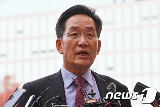 사자명예훼손 혐의로 재판을 받고 있는 전두환씨(88)에 대한 여덟번째 공판기일이 열린 11일 오전 광주법원에서 정주교 변호사가 법원 출석에 앞서 기자들의 질문에 답하고 있다. /사진=뉴스1