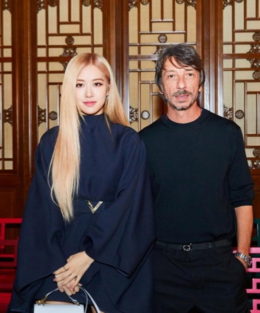 [★패션] 블랙핑크 로제, 베이징 사로잡은 네이비 미니드레스 룩