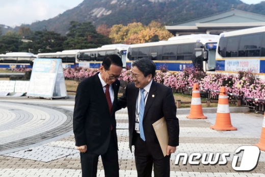 강기정 청와대 정무수석(오른쪽)이 11일 청와대 앞 분수대에서 김도읍 자유한국당 의원에게 '민부론'과 '민평론' 책을 전달받고 있다. /사진=뉴스1(김도읍 의원실 제공)