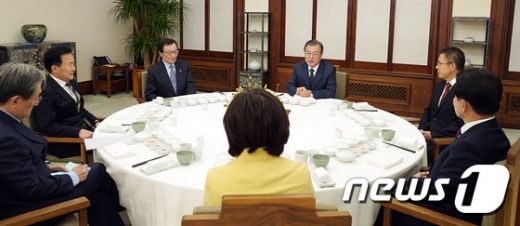 문재인 대통령이 지난 10일 여야 5당 정당대표를 청와대 관저로 초청해 만찬을 함께 하고 있다. 왼쪽 첫번째부터 노영민 대통령 비서실장, 손학규 바른미래당 대표, 이해찬 더불어민주당 대표, 문 대통령, 황교안 자유한국당 대표, 정동영 민주평화당 대표, 심상정 정의당 대표. /사진=뉴스1(청와대 제공)
