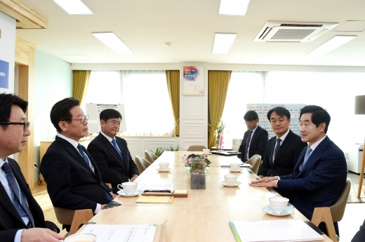 경기도시장·군수협의회(회장 의정부시장 안병용)는 11 일 경기도지사 집무실에서 협의회 임원진과 이재명 도지사와의 민선7기 제2차년도 2차 간담회를 개최했다. / 사진제공=의정부