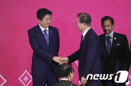 문재인 대통령(왼쪽 두번째)과 아베 신조 일본 총리가 지난 4일 방콕 임팩트 포럼에서 열린 역내포괄적경제동반자협정(RCEP)에서 기념촬영 전 악수하고 있다. /사진=뉴스1(청와대 제공)