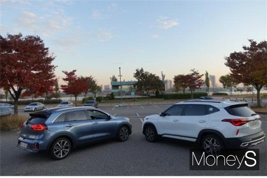 니로 하이브리드(좌)와 셀토스(우)./사진=전민준 기자 