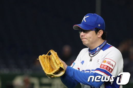 한국 야구 국가대표팀 투수 양현종이 11일 일본 도쿄돔에서 열린 2019 WBSC 프리미어12 슈퍼라운드 1차전 미국과의 경기에서 6회초 이영하와 교체돼 마운드를 내려가고 있다. /사진=뉴스1