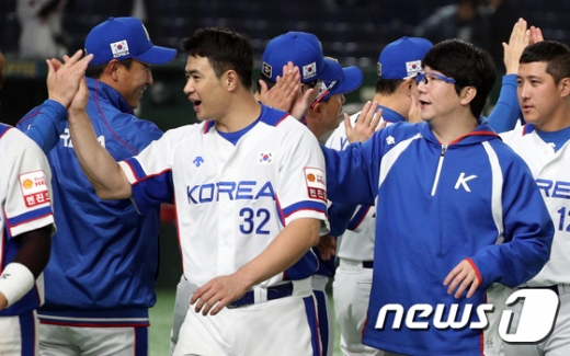 한국 야구 국가대표팀 선수들이 11일 일본 도쿄돔에서 열린 2019 WBSC 프리미어12 미국과의 슈퍼라운드 1차전 경기에서 5-1로 승리를 거둔 뒤 기뻐하고 있다. 김재환(왼쪽 두번째)는 1회말 결승 3점 홈런을, 선발투수 양현종(왼쪽 세번째)은 5⅔이닝 1실점으로 승리의 주역이 됐다. /사진=뉴스1