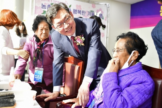 이대훈 은행장(가운데)이 어르신들과 담소를 나누고 있다./사진=농협은행
