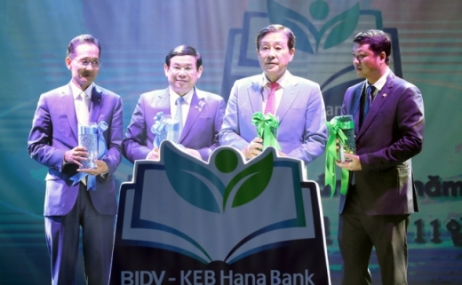 지난 11일 저녁 베트남 하노이 멜리아호텔에서 열린 기념행사에서 KEB하나은행과 BIDV 양행이 함께 성장한다는 의미로 나무에 물을 주는 세리머니를 한 후 기념촬영을 하고 있다. 왼쪽부터 지성규 KEB하나은행장, 판 둑 뚜 BIDV 이사회의장, 김정태 하나금융그룹 회장, 레 응옥 람 BIDV 은행장 대행. / 사진제공=KEB하나은행