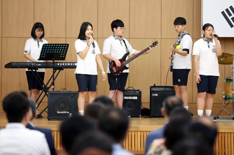전남도교육청 9월 월례조회에서 목포영화중 시나브로팀이 공연을 하고 있다./사진제공=도 교육청
