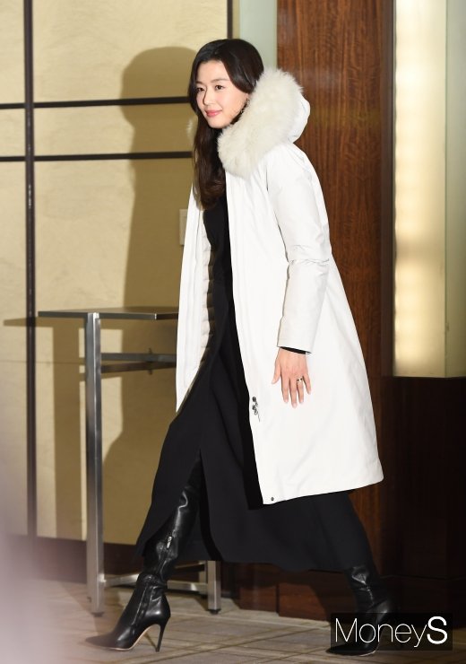[머니S포토] 전지현, 등장부터 시선 잡는 비주얼
