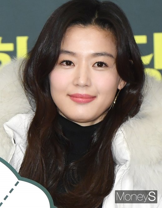 [머니S포토] 전지현 '작은 얼굴에 꽉 찬 예쁨'