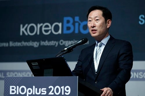 고한승 삼성바이오에피스 대표이사가 12일 오전 서울 강남구 코엑스에서 열린 2019 바이오 플러스(Bioplus)에서 기조강연을 하고 있다. 바이오기업, 연구소, 병원, 학계 등 국내외 전문가 2천여 명이 모여 바이오 산업의 동향과 미래에 대해 논의하는 이번 행사는 13일까지 열린다. /사진=안은나 뉴스1 기자