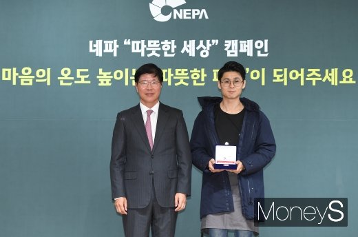 [머니S포토] 기념 촬영하는 이선효 대표와 오인태 사장
