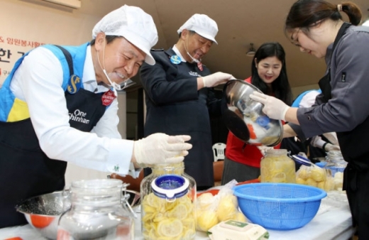 진옥동 신한은행장(왼쪽)이 서울특별시립 은평의마을에 전달할 레몬청을 만들고 있다./사진=신한은행