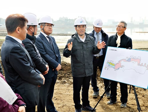 12일 김인식 사장이 (오른쪽에서 3번째)경기도 용인시 기흥저수지에서 열린 현장설명회에서 깨끗하고 안전한 물 공급으로 국민의 먹거리 안전과 쾌적한 환경을 지키는데 최선을 다하겠다고 말하고 있다./사진제공=농어촌공사