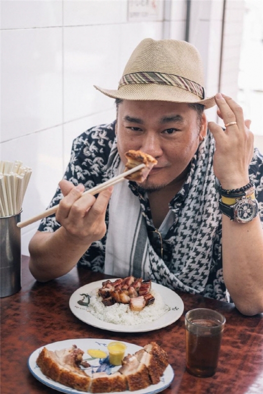 레이먼킴 셰프. 차슈 앞에서 젓가락질이 멈추지 않았다. /사진제공=홍콩관광청