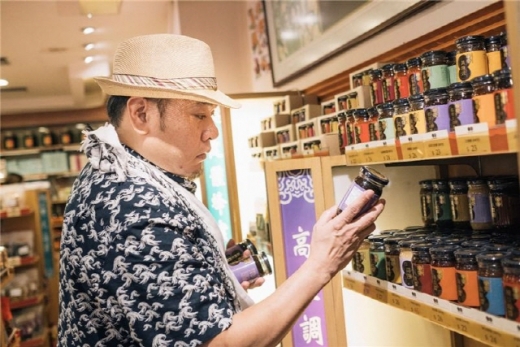 식료품점에서 소스를 챙기는 레이먼킴 셰프. /사진제공=홍콩관광청